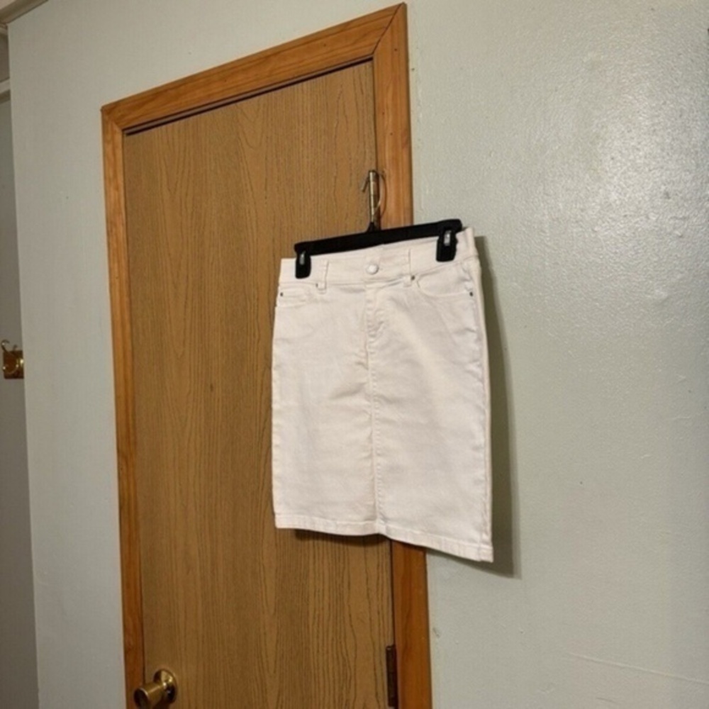 Ann Taylor Size 00P Solid White Knee-Length Denim Pencil Skirt - EUC